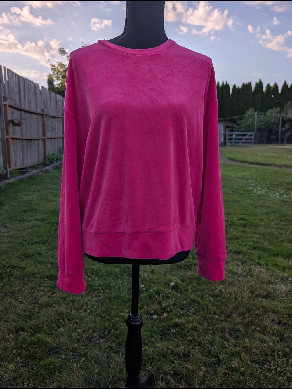 Women’s Hot Pink Long Sleeve Pullover Sweatshirt M
